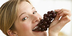 Девушки, ешьте виноград - будете красивы!